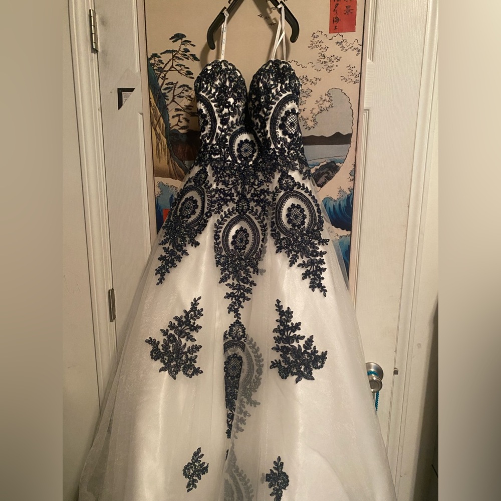Prom dress strapless with a corset type back